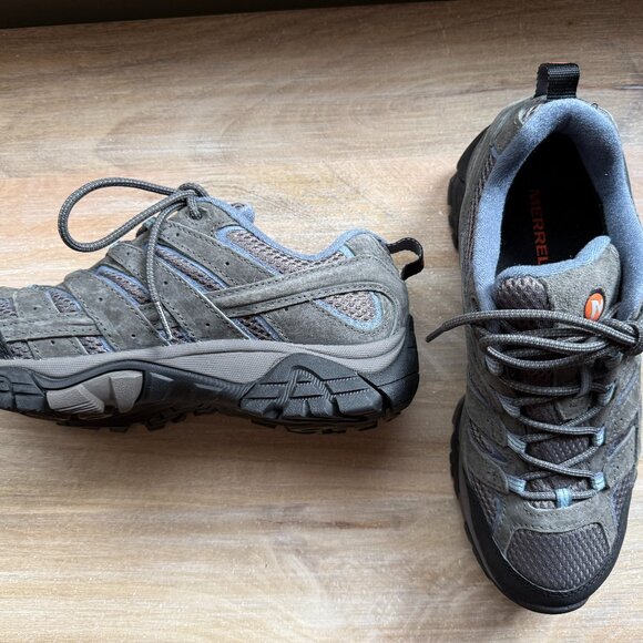 NWOT Merrell lace-up hiking shoes/sneakers. Size 40 EU, 9.5 US. Never worn - Picture 2 of 4